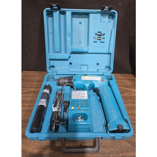 Makita Cordless Drill Driver Model No. DC9700A0396 Set w/ Battery & Charger 