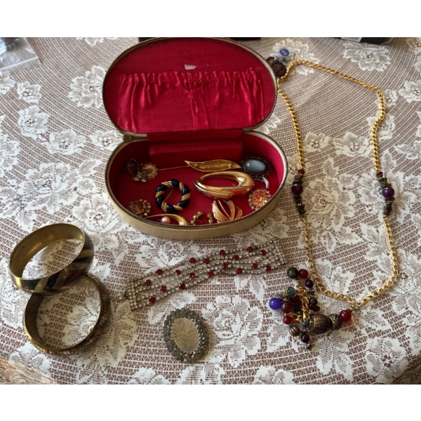 Costume Jewellery Set Including Box 