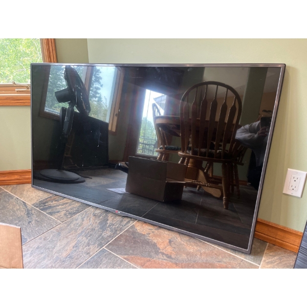 LG 60" Smart Flat screen With Remote & Wall Mount Tested 