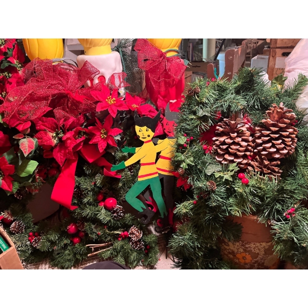 4 Christmas wreath huge assortment of poinsettia decor beautiful pine cones, some yard elf stakes an