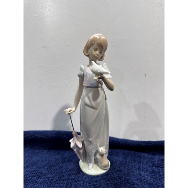 LLADRO "Summer Stroll" 3.25Wx9.5T (with original box)