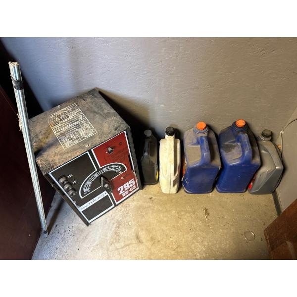 MASTERCRAFT 295 AC-CA Arc Welder w/ Rods & Assorted Garage Fluids 