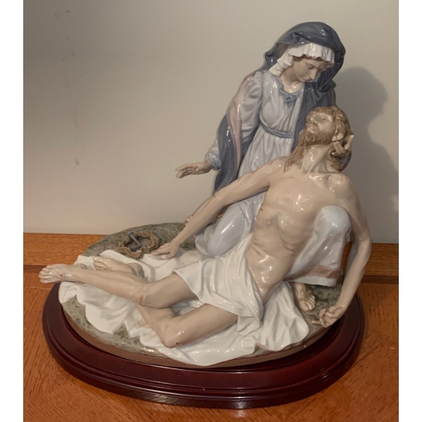 Lladro Pious 55401 w/ Mahogany Wood Pedastool 14x14