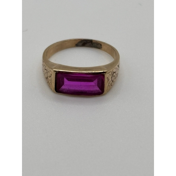 Ladies 10k Gold ring with Red ruby colour stone smaller size 5-6 2.85g