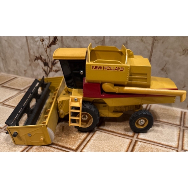 Ertl 1:32 Scale New Holland TR96 Combine Harvester Twin Rotor Design