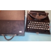 Image 1 : Vintage Remington Manual Typewriter with Carrying Case