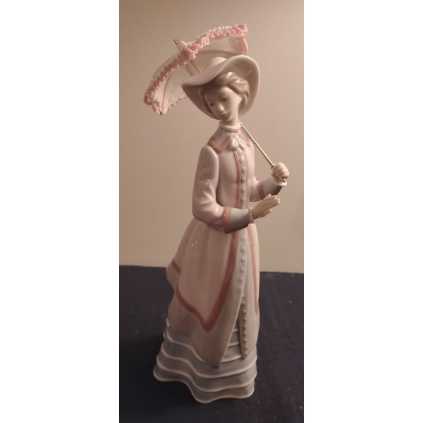 LLADRO Parisian Lady Porcelain Figure - 4W, 4D, 11T 