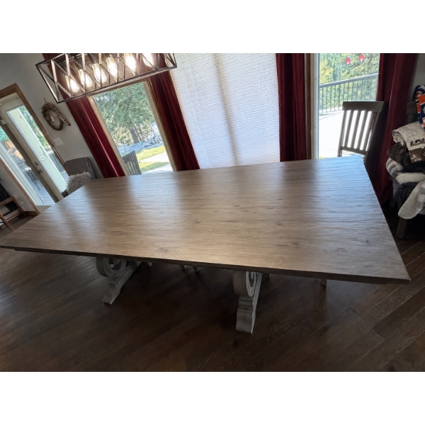Extendable Dining Table with Two Leafs and Chairs