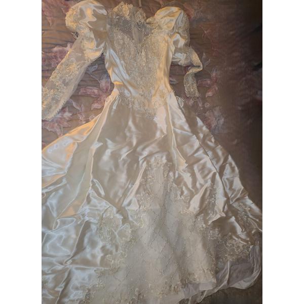 Formal Wear: Alfred Angelo Wedding Gown, Small Fit 