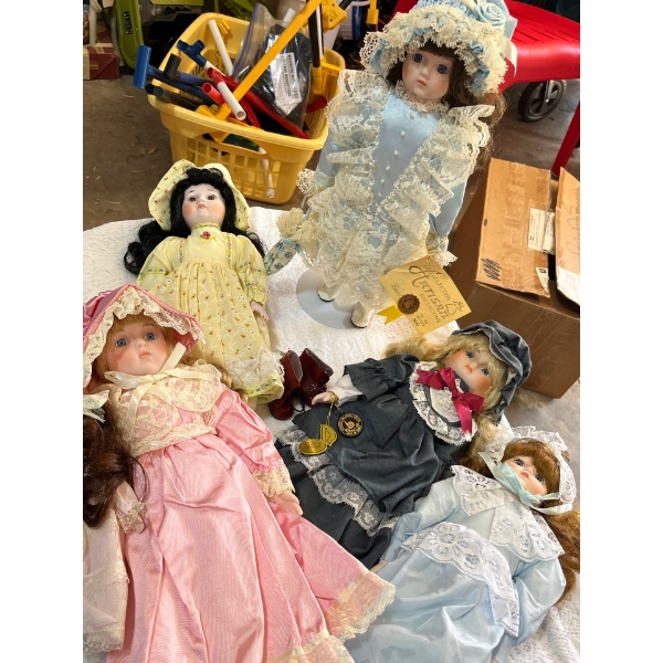  collection of musical dolls 5 in total With limited edition Romeo & Juliet doll .
