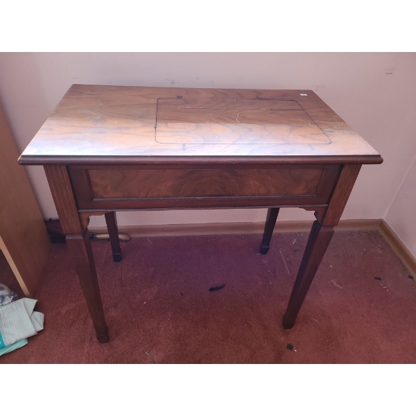 Singer Vintage Sewing Machine in Wooden Storage Cabinet 31 L, 30 T, 18W