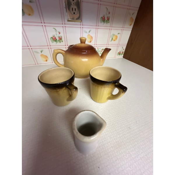 Amazing Rare Medelta Tea Pot and coffee cups with small cream container  this set is great for any p