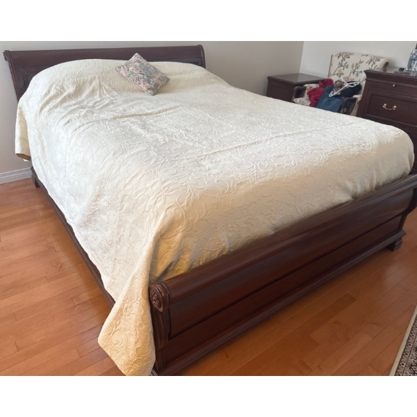 Beautiful Rosewood Queen Sleigh Bed w/ Sealy Posterpedic Mattress