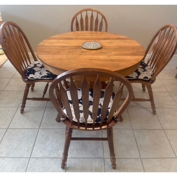 Gorgeous Oak 5 Piece Dining Set 40x28 w/ Decorative Seat Cushions