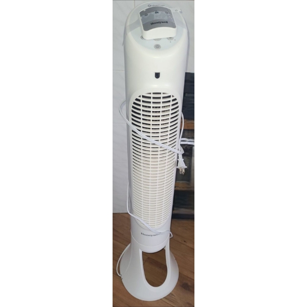 Honeywell Vertical Fan Model HYF260WCB1 with Remote