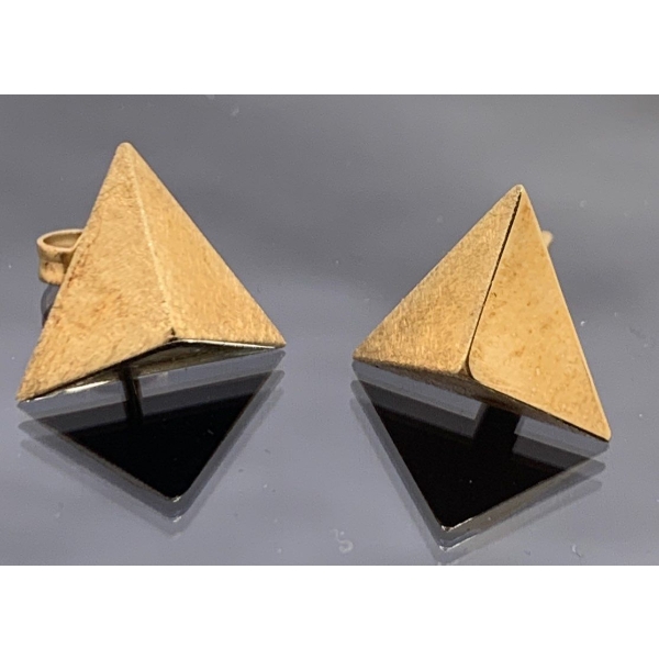 Lovely Triangle Stud Earrings Stamped 333 (8k), Weighs 1.2g 