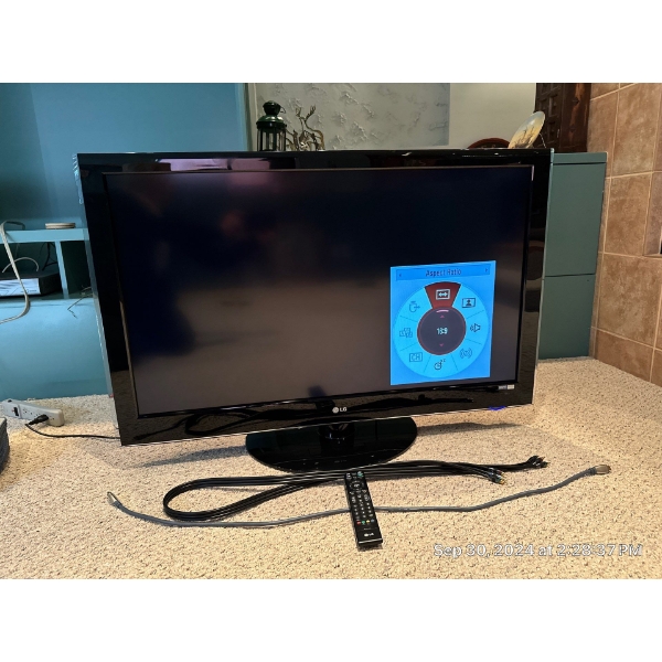 LG Television With Remote Model 47LH55 55 Inch Flat Screen Tested