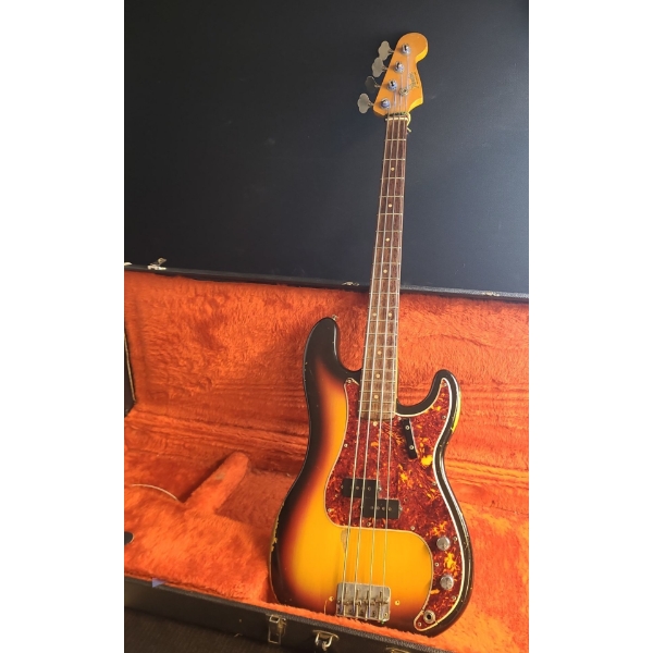 Fender Precision Bass Number 147722 w/ Case