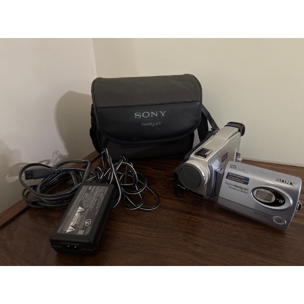 Sony Digital Handycam Video Recorder Model DCR-TRV38 W/ Case 