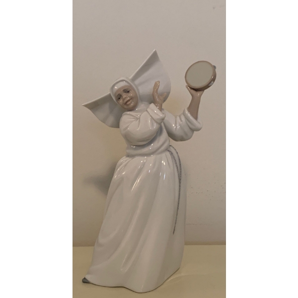 LLADRO Porcelain Sister Nun in White Holding A Tambourine 10T