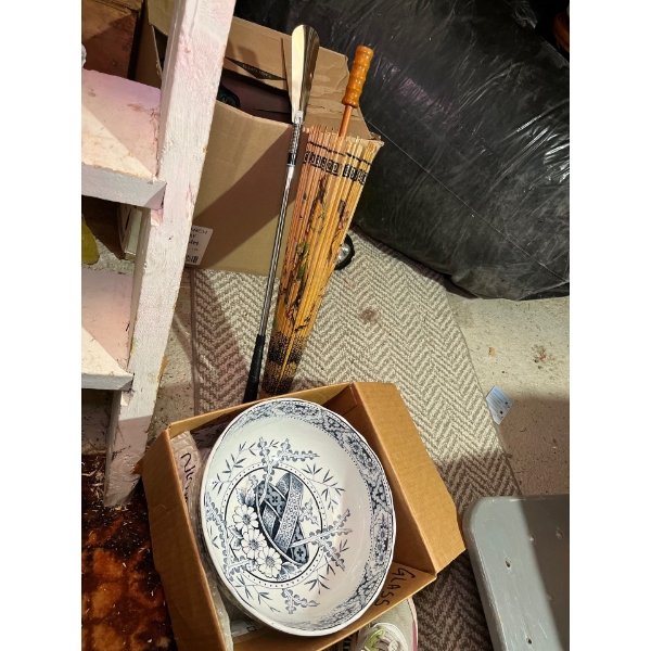  Japanese umbrella, with ceramic bowl. 