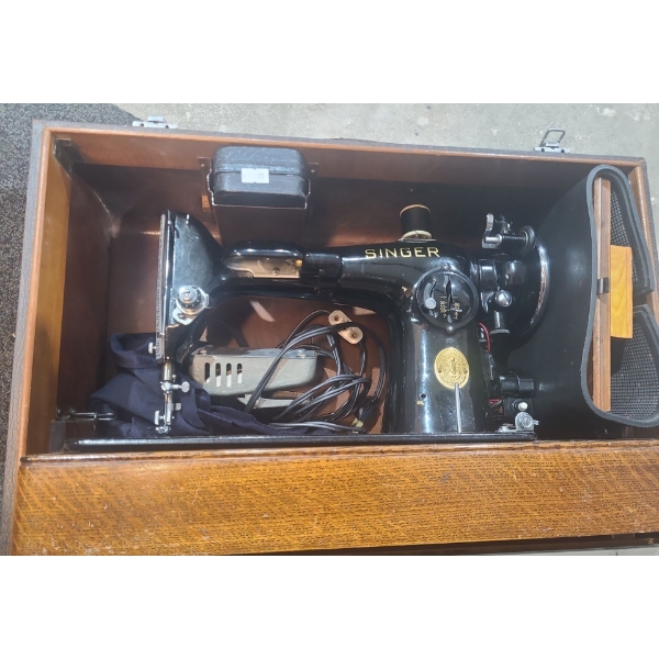 Vintage Singer Sewing Machine Model EC242773 