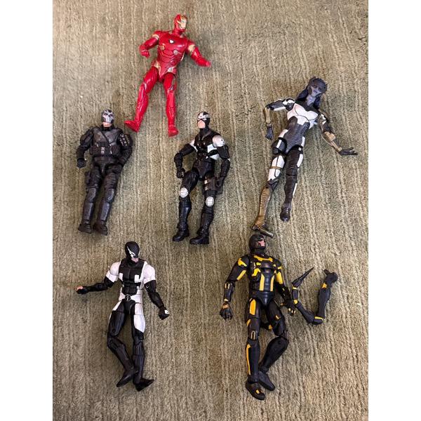 Marvel Deadpool, Marvel Yellow Jacket, Marvel Proxima Midnight (Broken Leg), Iron Man, Crossbones 