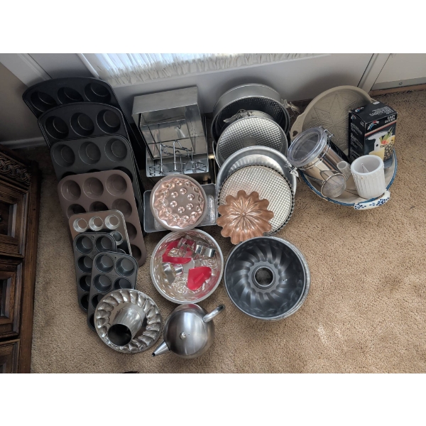 Bakeware, Kitchen Accessories, and Teapot