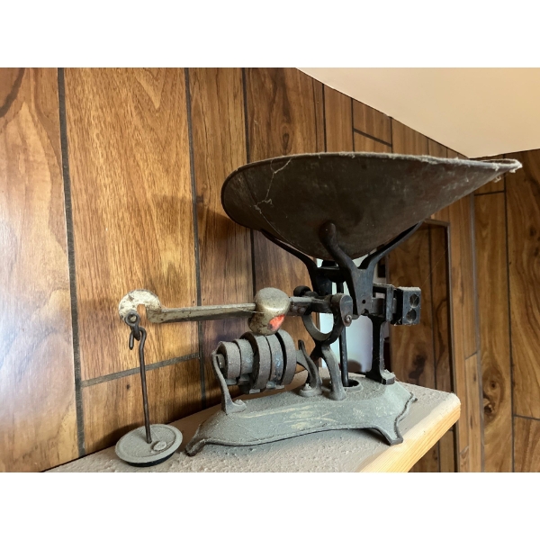  antique scale with all weights