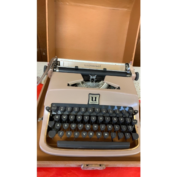 Lovely Underwood Universal Typewriter 