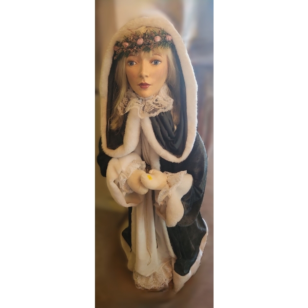 Woman in Green Cloak Decor 48 T 
