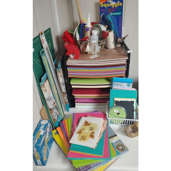 Crafters Cardstock Kit - Create Seasonal Cards for All w/ Decorative Heart Light