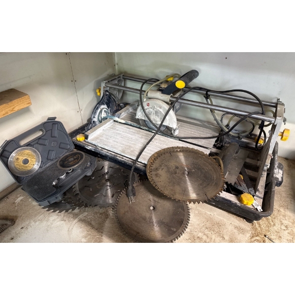 Mastercraft Saw w/ Extra Blades and Accessories 