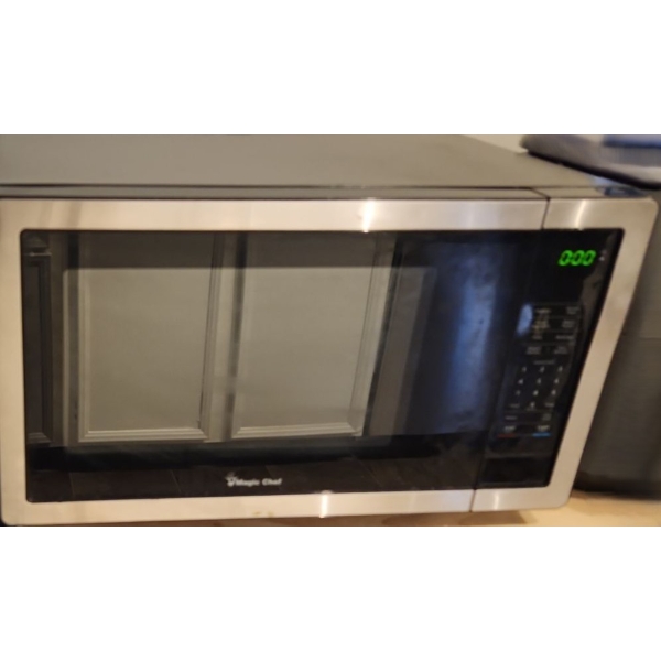 Magic Chef Model HMM111OSTF Stainless and Black Microwave 20 W, 14.5 D, 12 T 