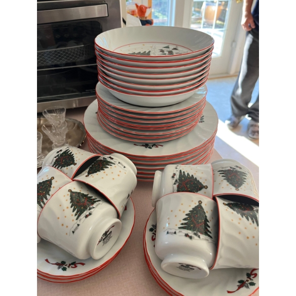 Christmas set of plates eight place settings note one large plate is missing