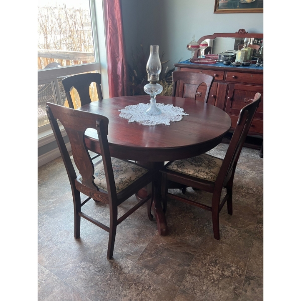 Antique Pedestal Round Table c. 1910, with 7 chairs, a Captain’s chair and 3
leaves
? Feet compatibl