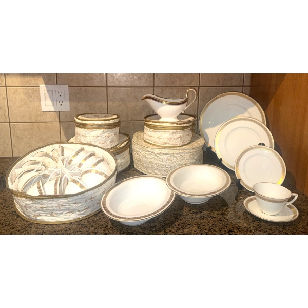 Gorgeous Royal Worchester 'Golden Anniversary' Fine Bone China Serving Set