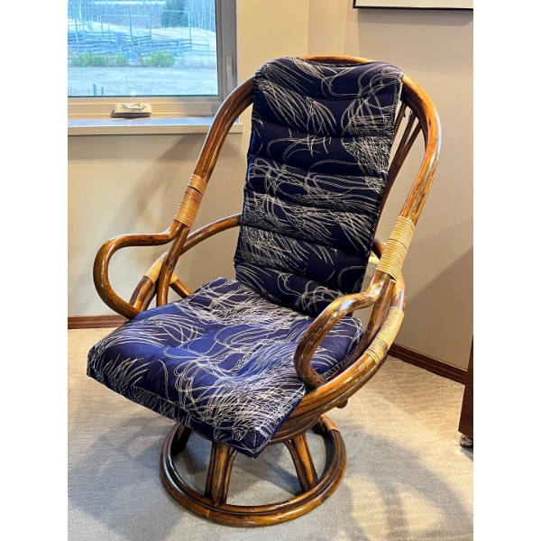 Original Pretzel Rattan Swivel Chair In Amazing Condition all original never refinished. 41”H 

27”w