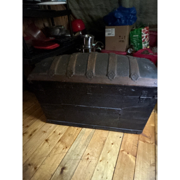 Antique Steam Trunk in amazing condition L35” H24”
W 20”