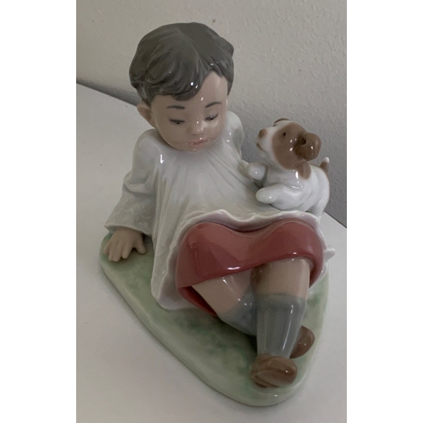 LLADRO Choir Boy on Break w/ Little Friend  -  5L  