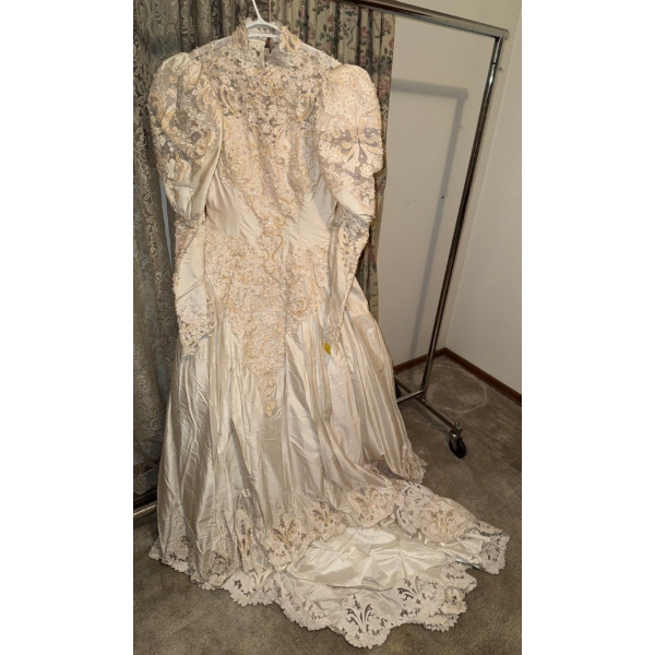 Gorgeous Vintage Wedding Gown - Approx Size 8-10 - Tags Still On It