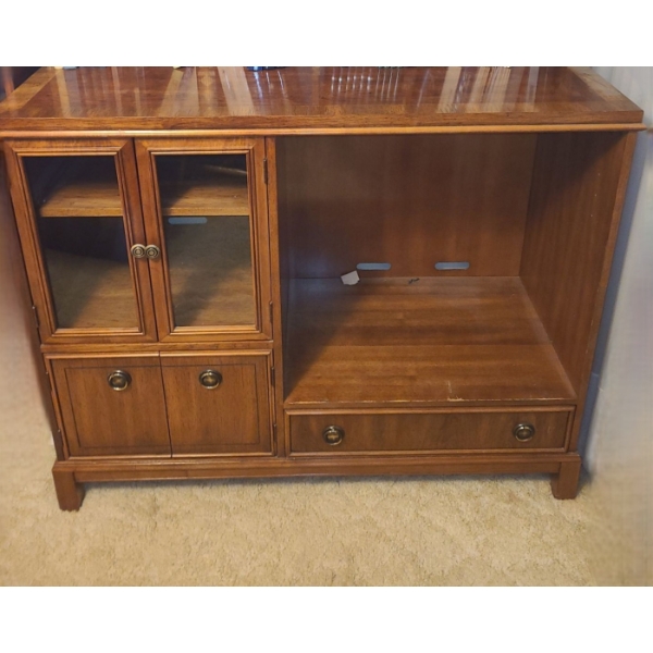 Kroehler Canada Display Cabinet w/ Storage 50 W, 50 D, 41 T 