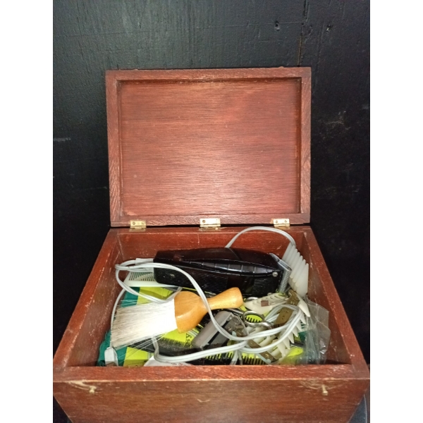 Vintage Men's Shaving Items in Wooden Box 