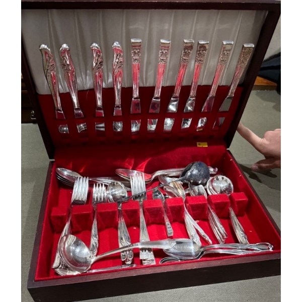 WM. Rogers & Son Silverplate Cutlery Set Plus Others 