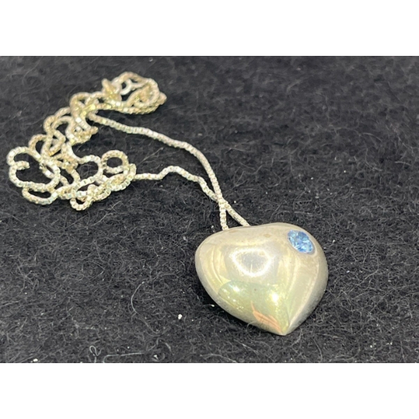Sterling Silver Pendant with a Blue Topaz Stone (total weight 5g)