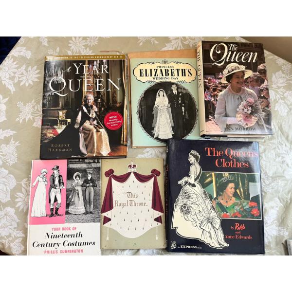 Assortment of books “the Queen”