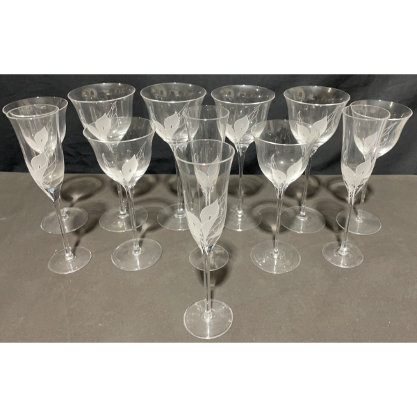 12 Clear Etched Leaf Motif Wine and Champagne Glasses