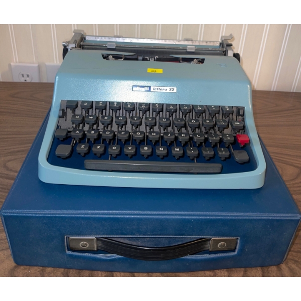 Vintage Olivietti Lettera-32 Typewriter - Includes Hard Travel Case