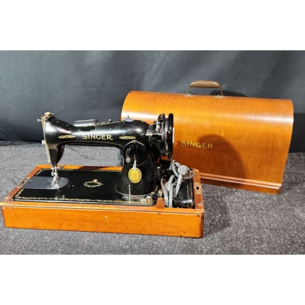 Early 20th Century Singer Sewing Machine with Pedal and Cover
