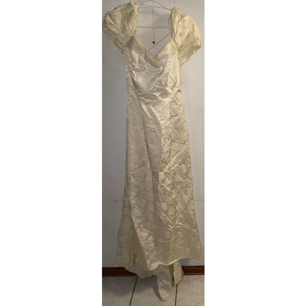 NEW Vintage Wedding Gown w/ Capped Sleeve Size 7/8